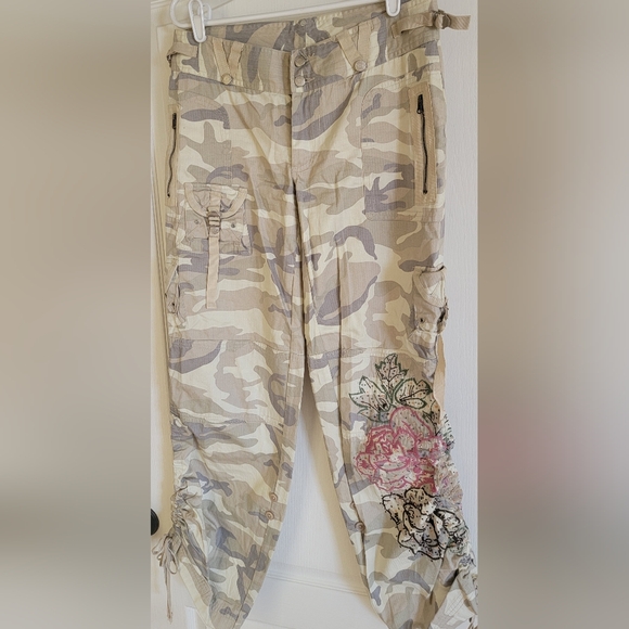 NWT Venus Low Rise Baggy Camouflage Print Cargo Pants Floral Beaded Hem Size 6 - Picture 8 of 9